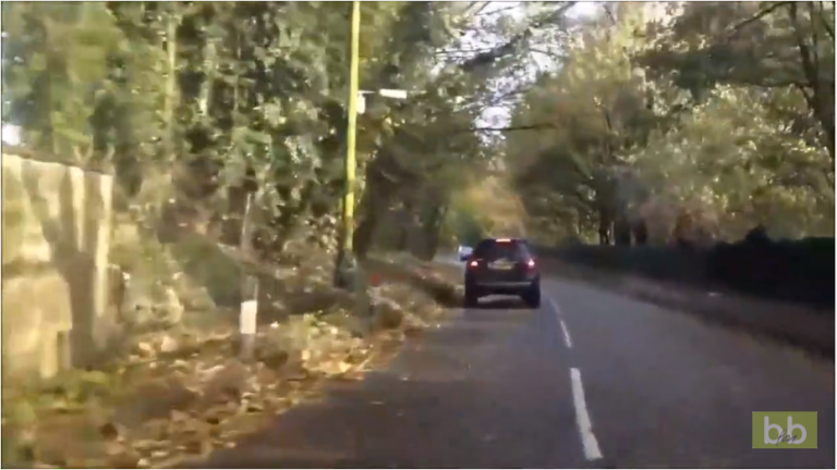 Ce conducteur pense pouvoir traverser une énorme flaque d’eau…