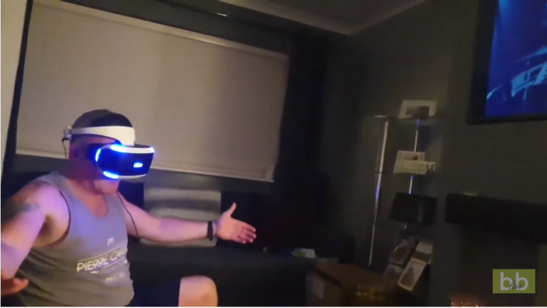 Effrayé en réalité virtuelle, il tombe du canapé !