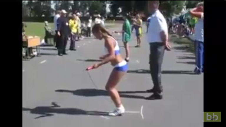 Elle bat le record du monde de corde à sauter et c’est incroyable !