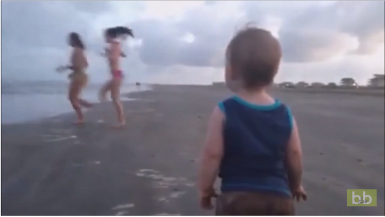 Il n’y a pas d’âge pour regarder les filles sur la plage