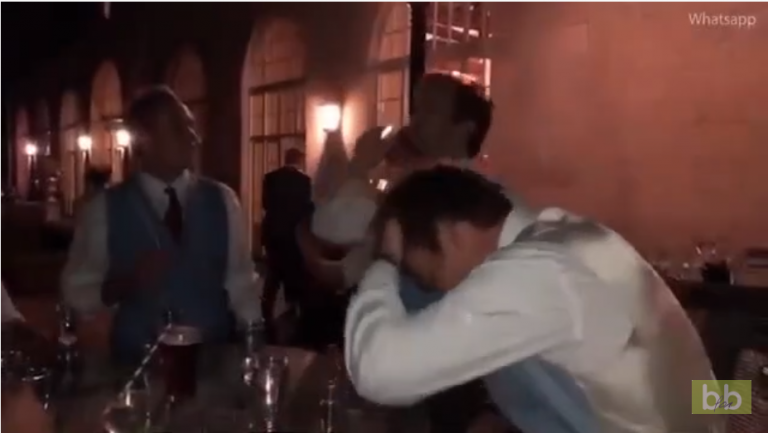 Il s’amusent à se mettre le feu aux cheveux avec de l’alcool lors d’un mariage