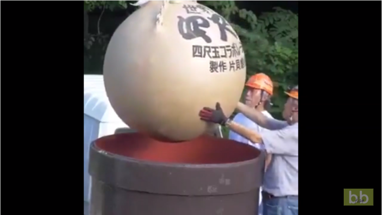 Ils font exploser le plus gros feu d’artifice au monde de 420 kg
