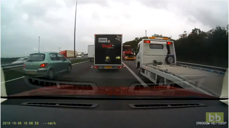 Le conducteur d’une dépanneuse oublie de regarder son angle mort et provoque un accident