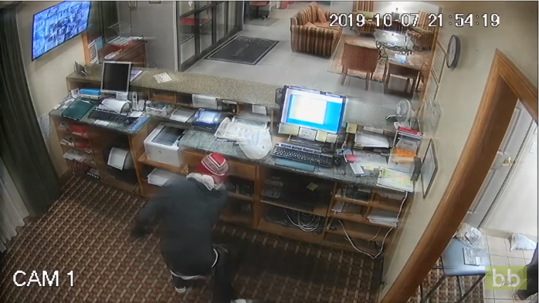 Le retour de Régis fait un braquage dans un hôtel