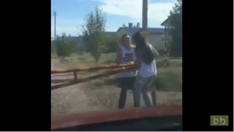 Quand trois blondes réfléchissent pour ouvrir une barrière