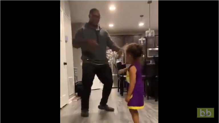 Quand une jeune fille fait un pas de danse très limite, devant son père…