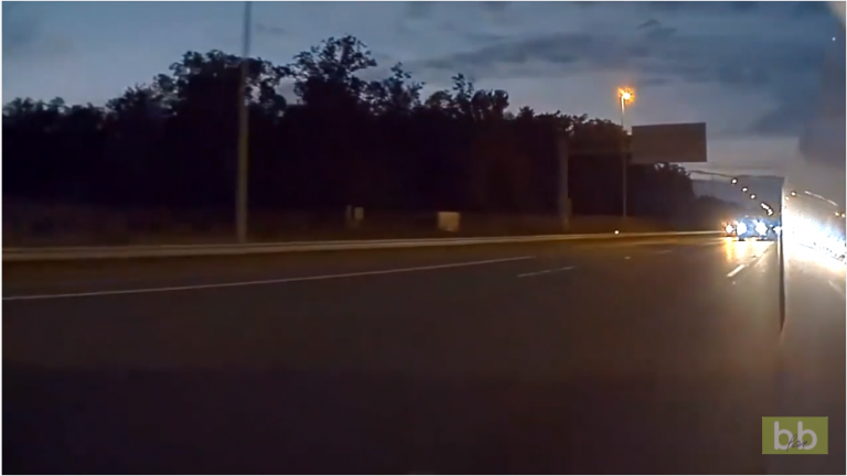 Un motard percute une voiture par l’arrière et accuse le conducteur, c’est con, c’était une Tesla