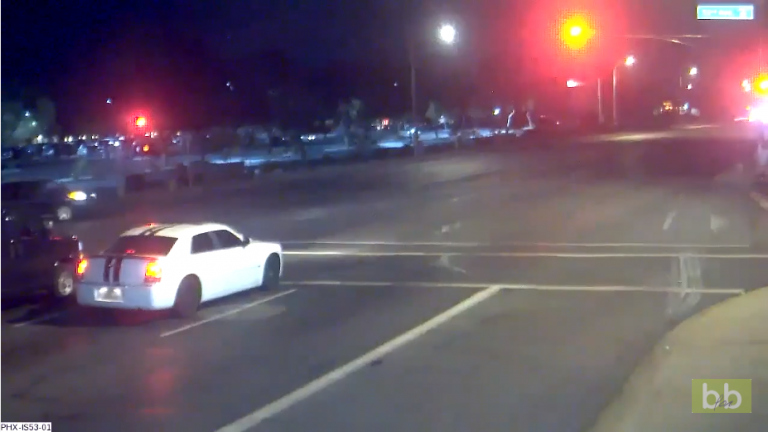 Un accident de voitures sauve la vie d’une famille qui traverse une rue