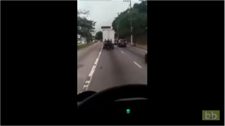 Un chauffeur de camion tente une manœuvre pour se débarrasser de trois jeunes accrochés à l’arrière