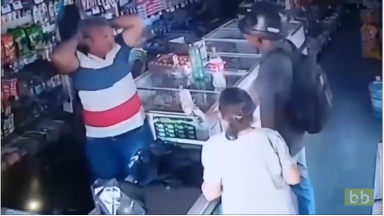 Un homme braque un magasin et fait un bisou à une mamie pour la calmer