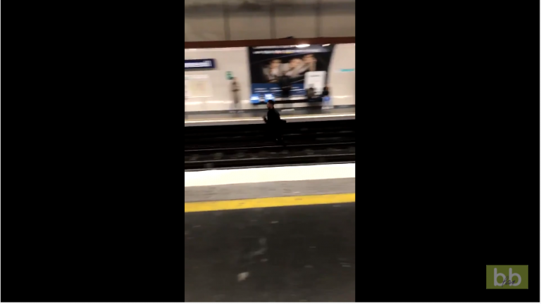 Un jeune homme court sur la voie du métro pour éviter de se faire attraper par les contrôleurs à Paris