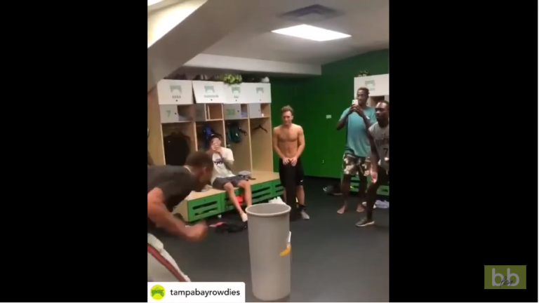 Un joueur tente de mettre une balle de ping-pong dans une poubelle