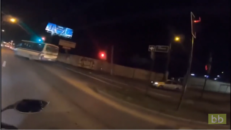Un motard accélère comme un dingue dans la circulation