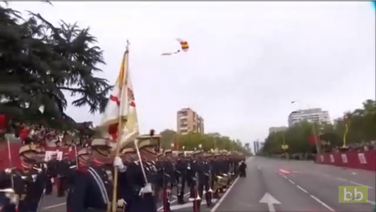 Un parachutiste se prend un lampadaire pendant le défilé militaire à Madrid
