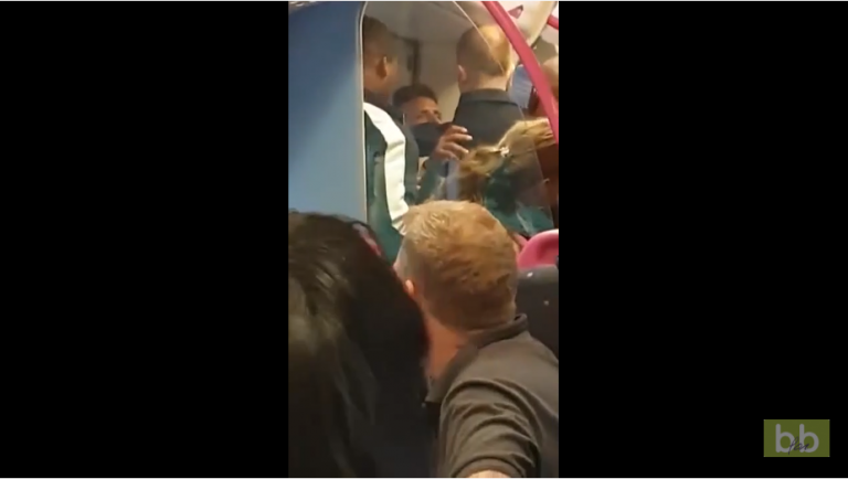 Un passager du métro londonien s’occupe personnellement d’un homme agressif