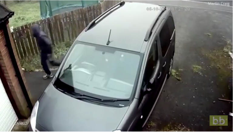Un voleur se blesse en tentant d’exploser la vitre d’une voiture