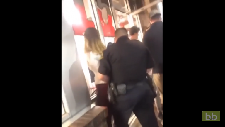 Une blonde chauffe un policier qui veut l’arrêter