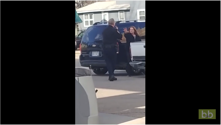 Une femme pense pouvoir contrôler un policier qui veut l’arrêter en utilisant la Force