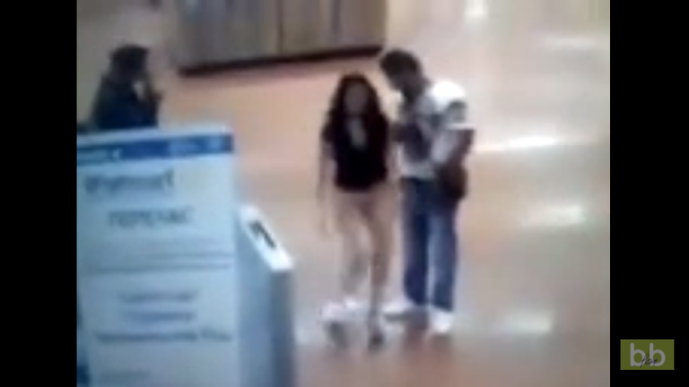 Une femme se déshabille un supermarché Walmart au Mexique pour prouver son innocence
