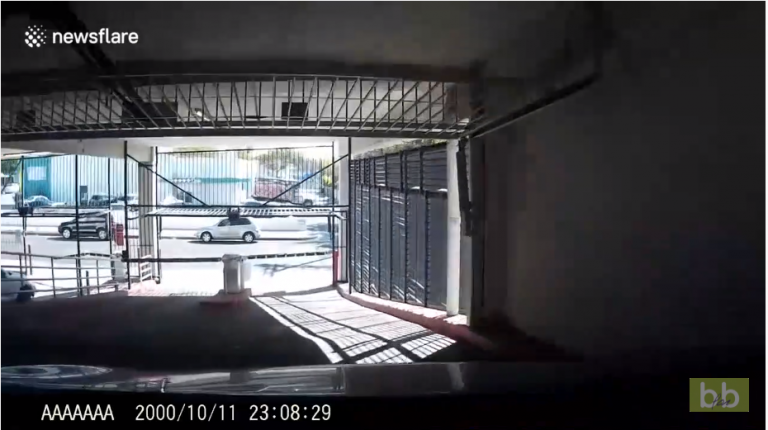 Une sortie de parking pas vraiment maîtrisée…