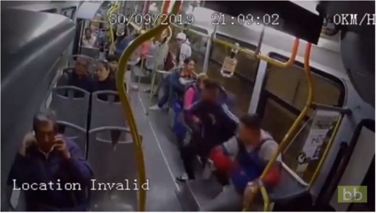 Deux jeunes braquent les passagers d’un bus et se font sèchement refouler