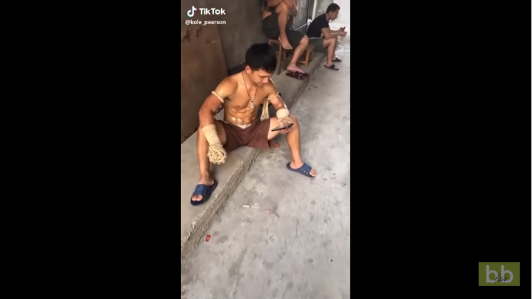 Ce boxeur thaï a des tibias incassables