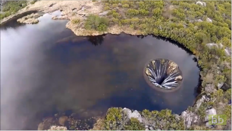 Ce lac se vide par un trou mystérieux – Covão dos Conchos au portugal