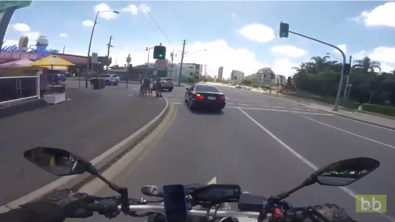 Ce motard n’aurait pas dû regarder des filles au bord de la route
