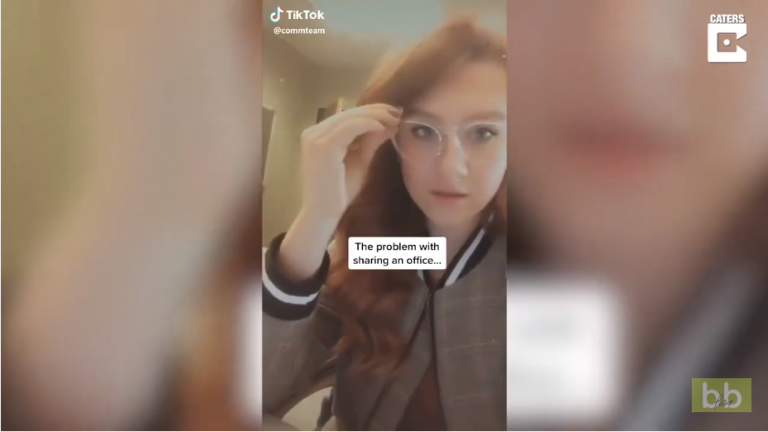 Elle pète dans son bureau, sans savoir que son collègue est derrière elle !
