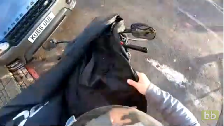 Il filme son premier accident de moto