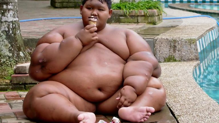 IL A 10 ANS ET IL PÈSE 192 KG…!