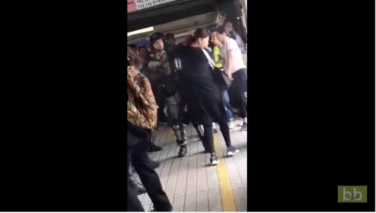 Les policiers d’Hong-Kong ne plaisantent pas avec une femme enceinte