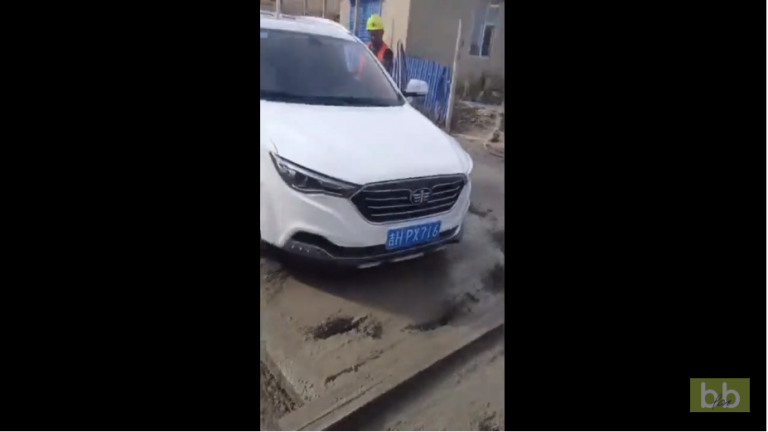 Un automobiliste ruine le travail d’ouvriers qui viennent de goudronner une route
