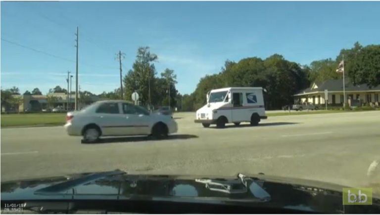 Un automobiliste s’engage à un carrefour sans voir un camion