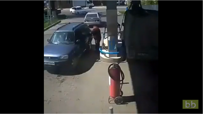 Un homme met le feu à une station service en essayant d’éclairer sa bouteille de gaz avec un briquet