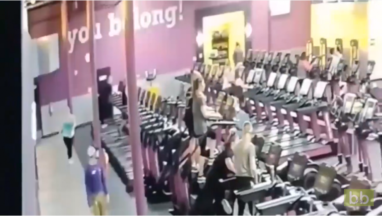 Un homme regarde beaucoup trop les filles dans une salle de sport