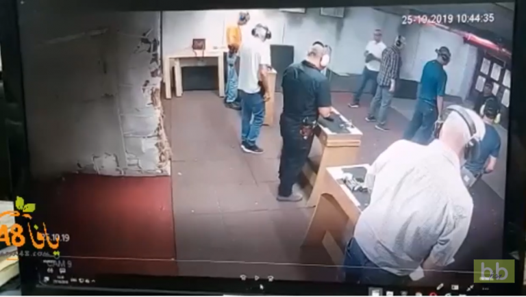 Un homme se tire dans la jambe par erreur dans un stand de tirs