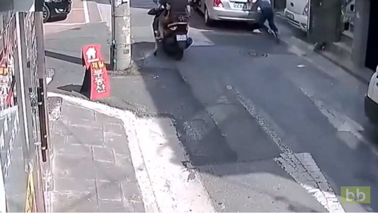 Un homme vient aider un conducteur qui a oublié de mettre le frein à main mais empire la situation