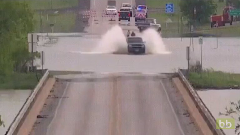 Un homme voulait à tout prix traverser cette route inondée…