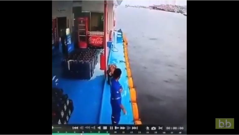 Un marin a bien failli se faire tuer par… un bateau !