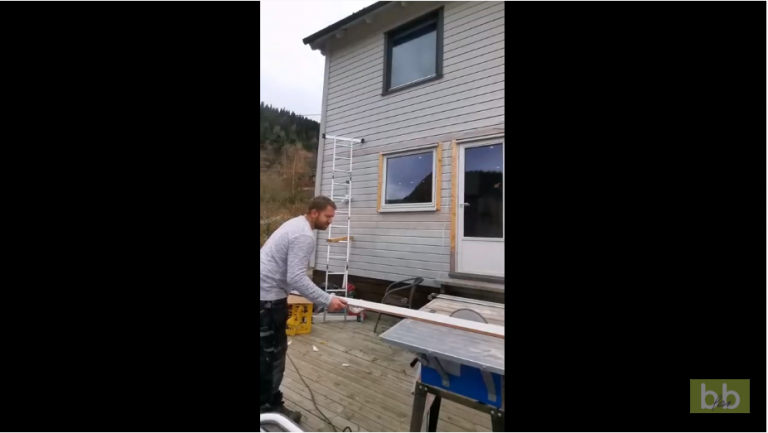 Un ouvrier se coupe le bras avec une scie électrique pour Halloween