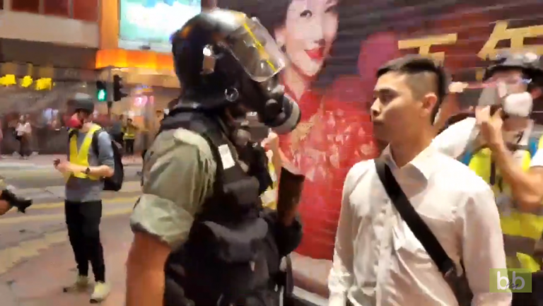Un policier sans pitié balance du gaz poivre directement dans les yeux d’un manifestant à Hong Kong