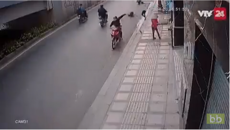 Un voleur de sac à main se prend son Instant Karma en pleine face
