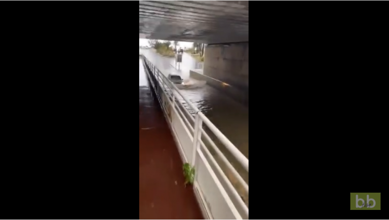 Une automobiliste veut absolument passer en voiture sous un pont inondé