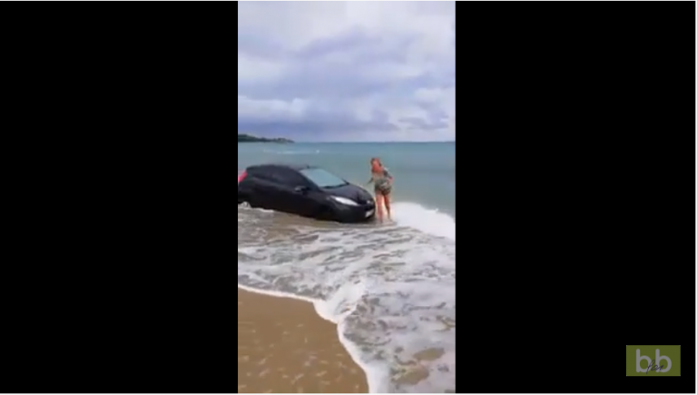 Une blonde veut surprendre son copain en arrivant avec sa voiture sur la plage