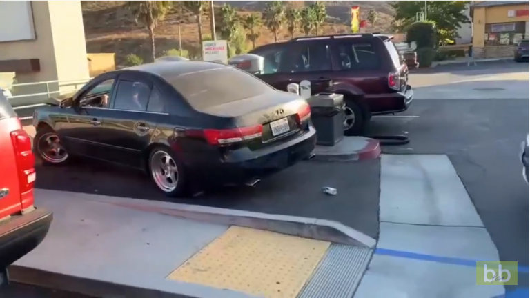 Une conductrice provoque un accident, arrache son propre pare-choc et prend la fuite