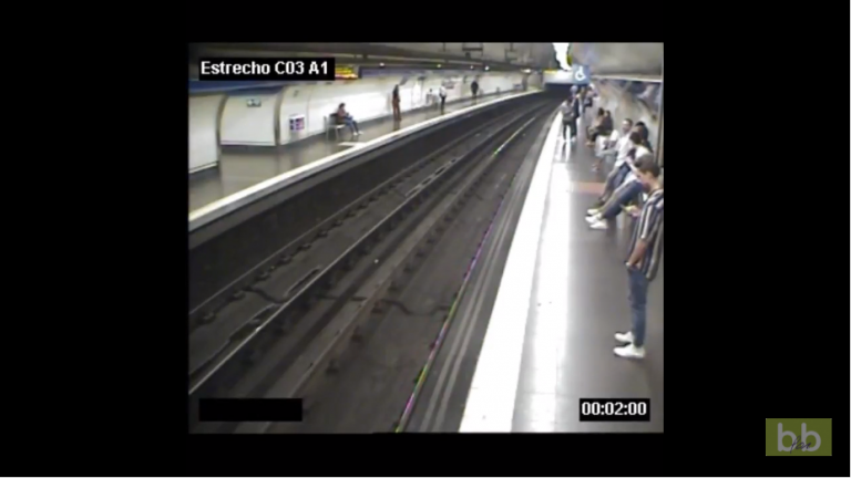 Une femme absorbée par son téléphone tombe sur les rails quand un métro arrive