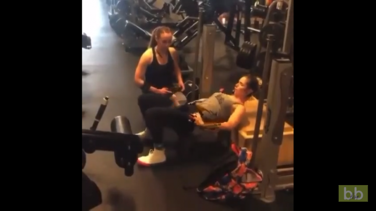 Une femme fait un entrainement très bizarre avec un godemichet dans une salle de sport