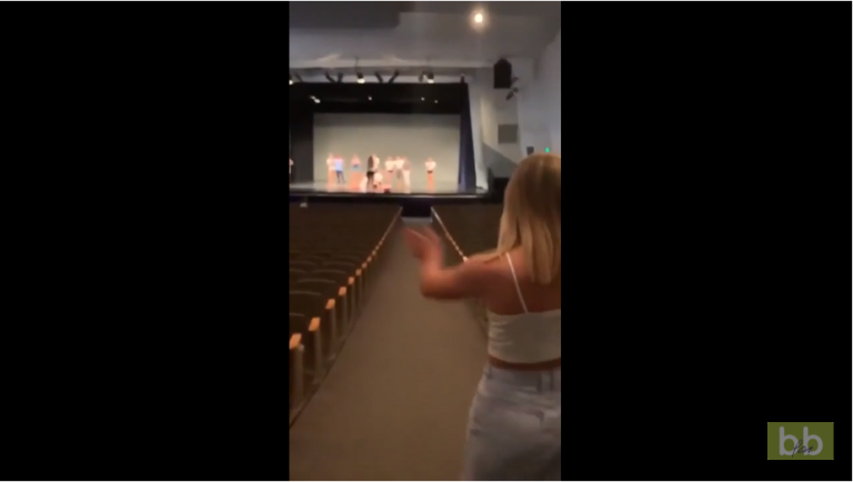 Une fille pense que sa copine est venue pour elle