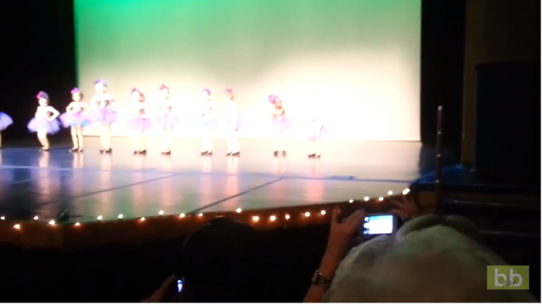 Une petite fille fait le show pendant son spectacle d’école